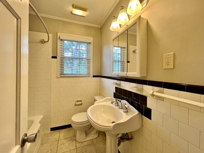 Building Photo - Freshly Painted Elizabeth Townhome