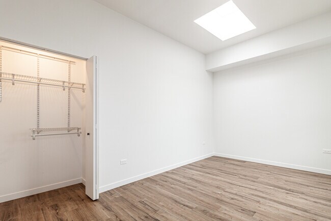 Building Photo - 1426 W Jonquil Terrace