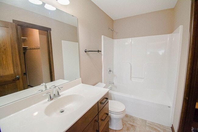 Building Photo - Move-In Ready NW Rochester Home with Finished Lower Level