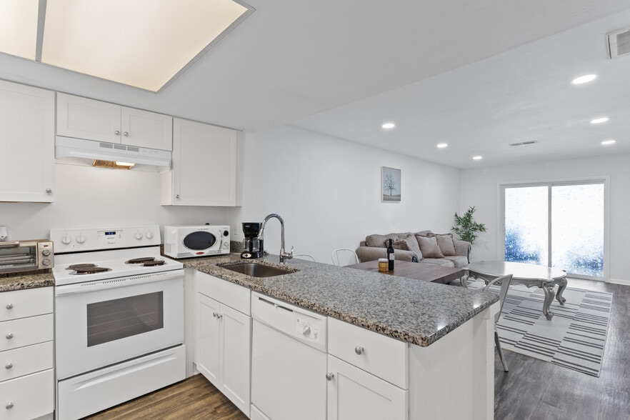 Kitchen - 4507 Holly Tree Rd