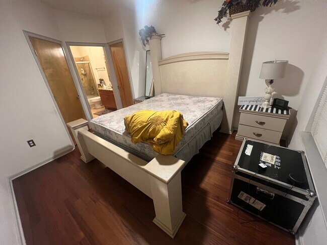 Building Photo - 898 Oak St SW