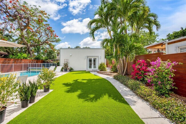 Building Photo - Southwest 20th Road, Miami, FL 33129 - 3 BR 2.5 BA single-family home