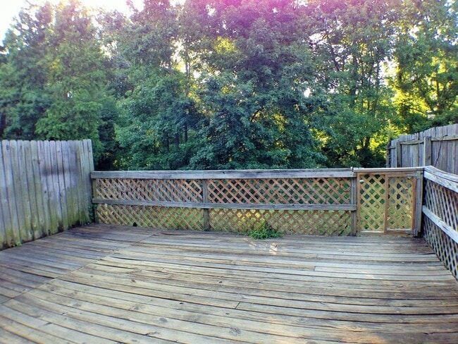 Building Photo - AWESOME 3 BED/2 BATH TOWNHOME W/OPEN FLOOR...
