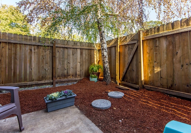 Building Photo - Townhouse style condo in Beaverton!