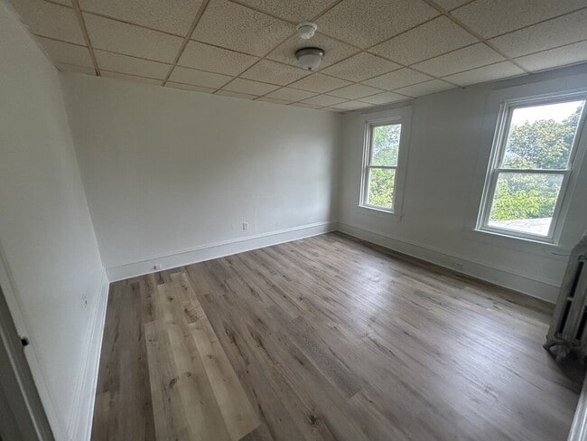 Building Photo - "Spacious 5-Bedroom Family Retreat with 2 ...