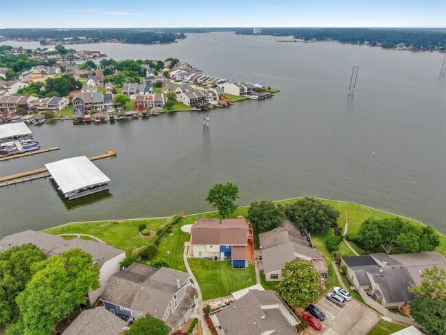 Building Photo - 124 April Point Dr N