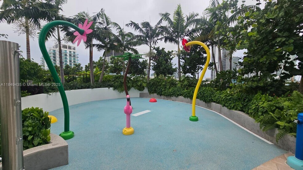 Building Photo - 700 NE 24th St