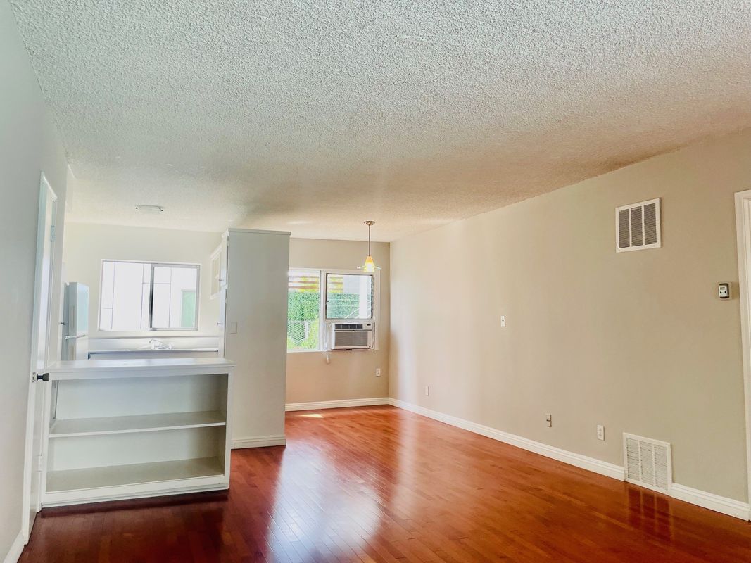 Building Photo - 941 N San Vicente Blvd