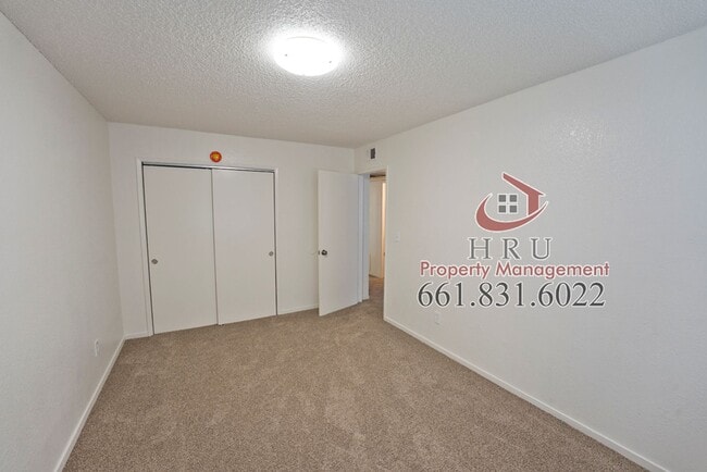 Building Photo - SW-3 bedrooms 2.5 baths condo