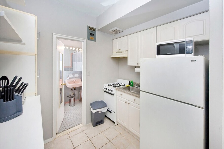 Building Photo - 1574 2nd Ave