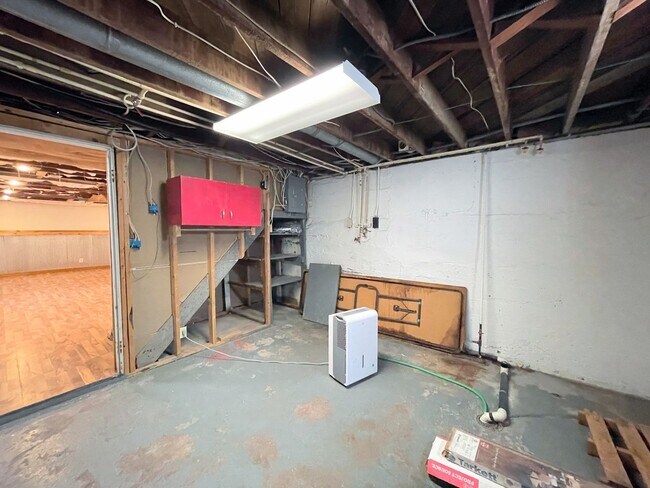 Building Photo - Spacious 3 bedroom home with finished base...