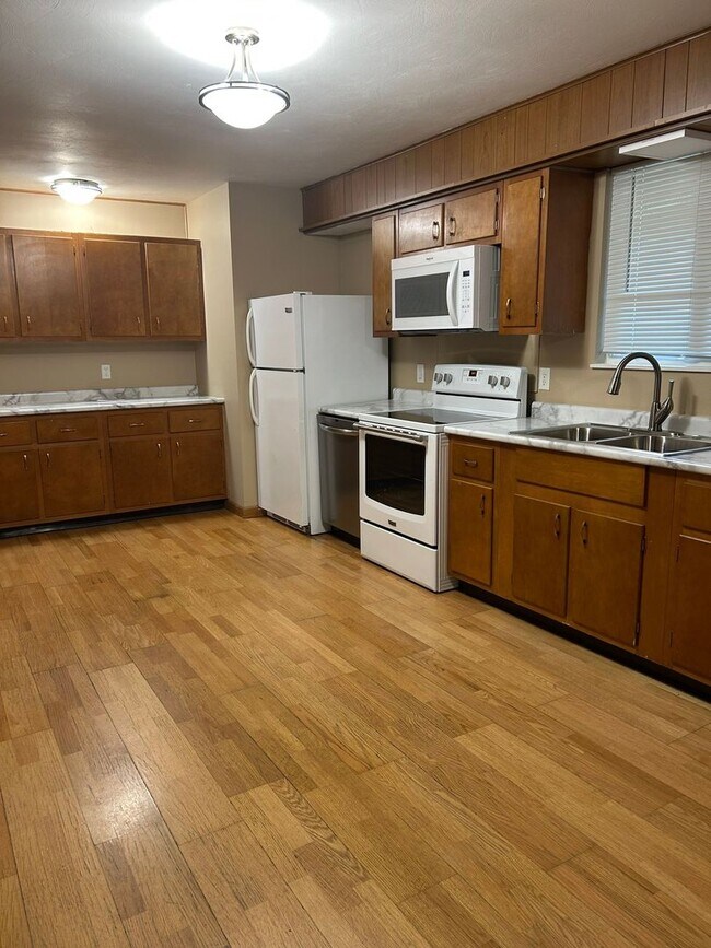 Building Photo - 3710 Hickory Ln