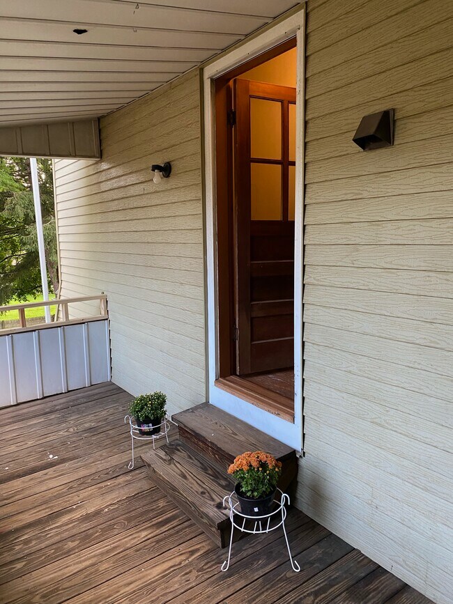 Building Photo - 1418 Farmington Ave