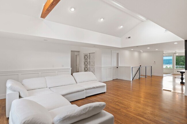 Building Photo - Lochmoor Lakeview Home in Bellevue