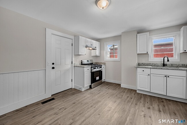 Building Photo - 8 Bancroft St