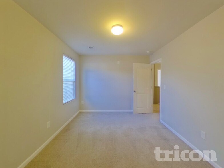 Building Photo - 117 Vermillian Dr