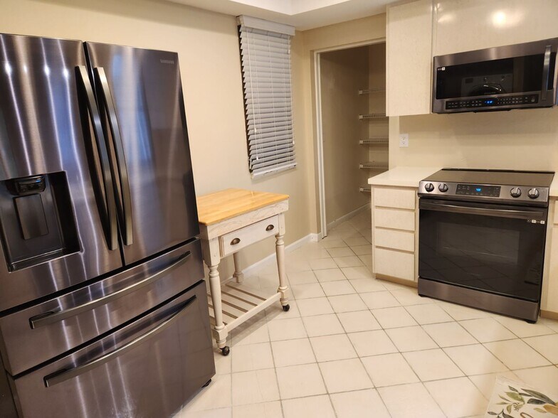 Brand new stainless appliances - 3546 Richwood Link