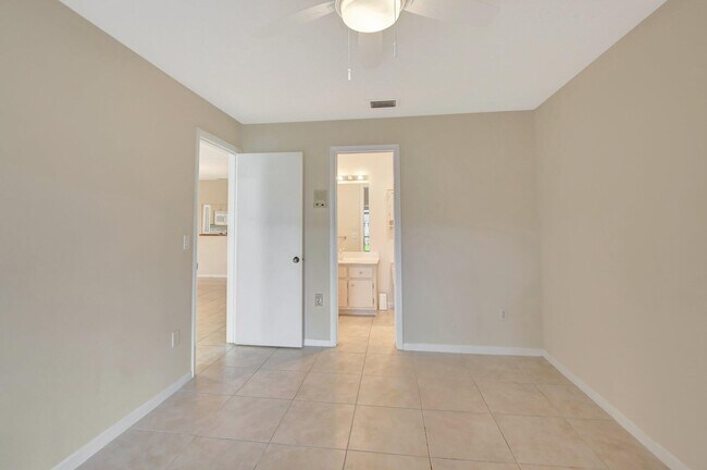 Building Photo - 6732 Canary Palm Cir