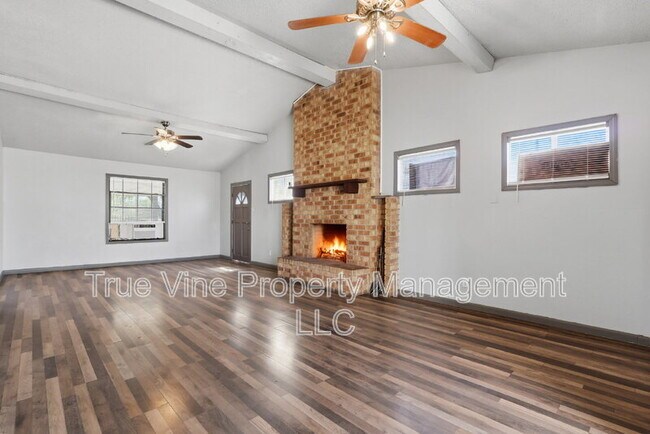 Building Photo - 3827 Devon Ave