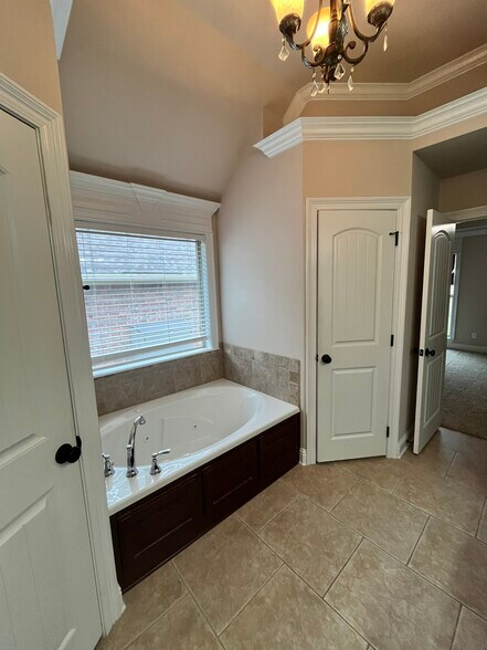 Building Photo - 811 Applewood Trl