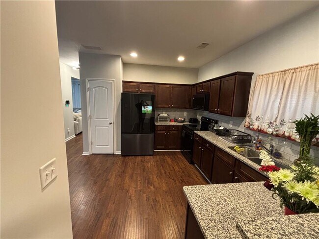 Building Photo - 518 Tulip Ln