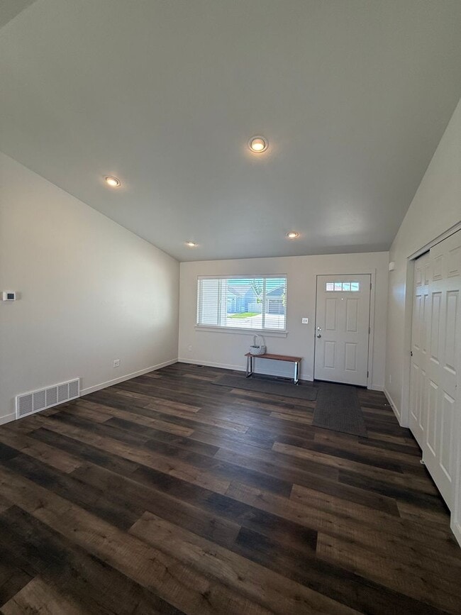 Building Photo - 3 Bedroom, 2 Bathroom Single Family Home!