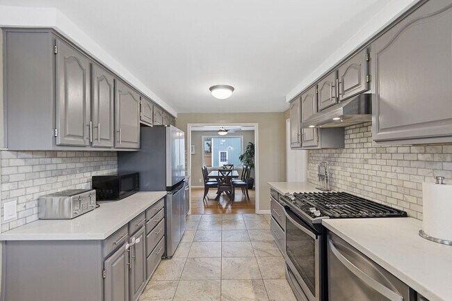 Building Photo - 1627 E Broadway