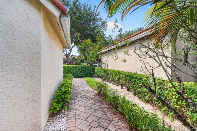 Building Photo - 5225 Brookview Dr