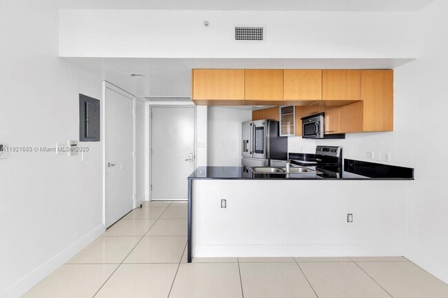 Building Photo - 1750 N Bayshore Dr