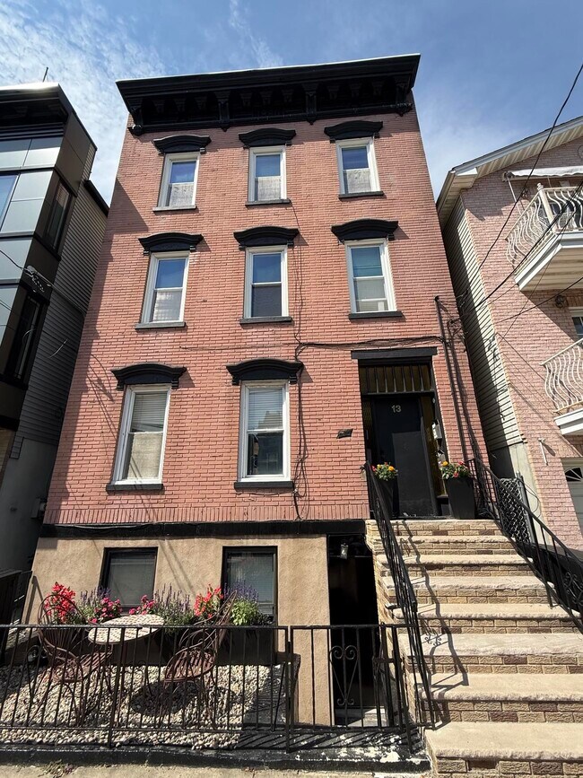Building Photo - 13 Cambridge Ave