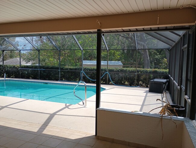 Building Photo - 3 bedroom 2 bathroom 1948 Sq ft Pool Home ...