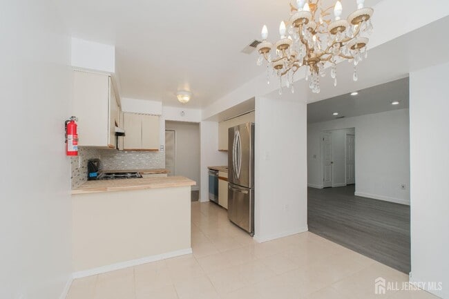 Building Photo - 402 Hidden Village Dr