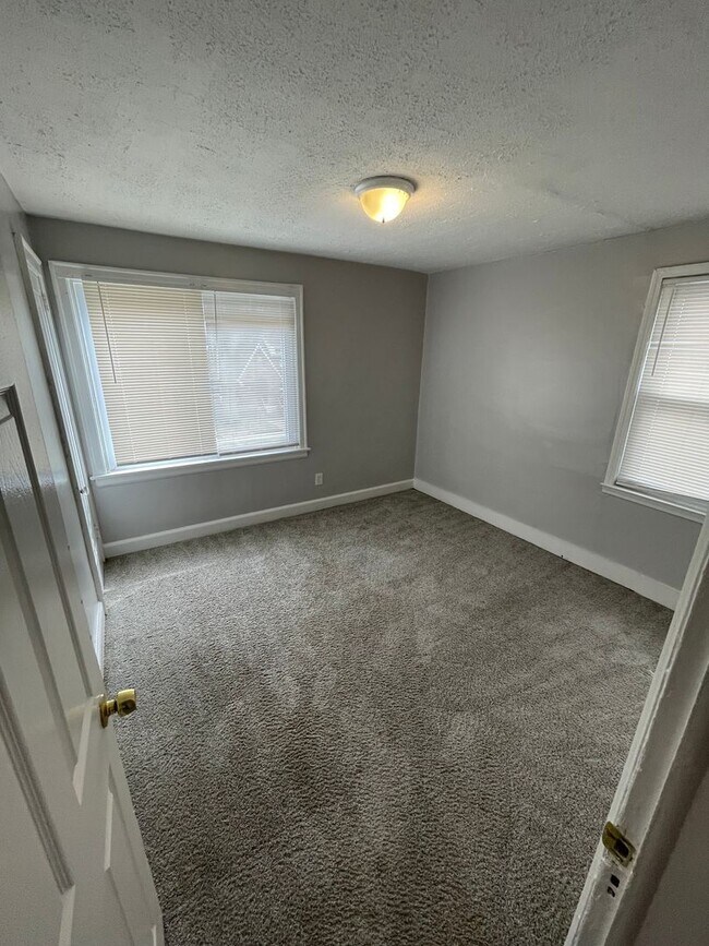 Building Photo - SECTION 8 ONLY! INSPECTION READY 3-BEDROOM...