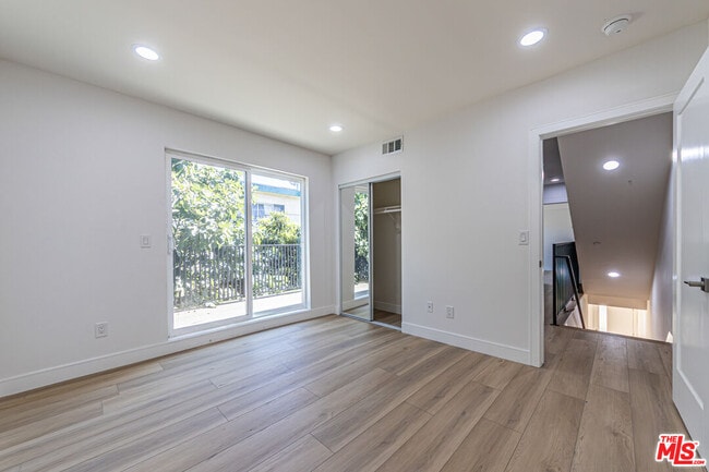 Building Photo - 5438 Romaine St