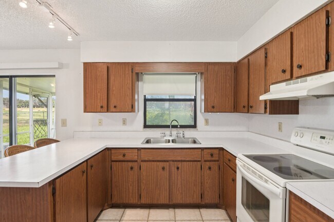 Building Photo - 4704 Queen Palm Dr