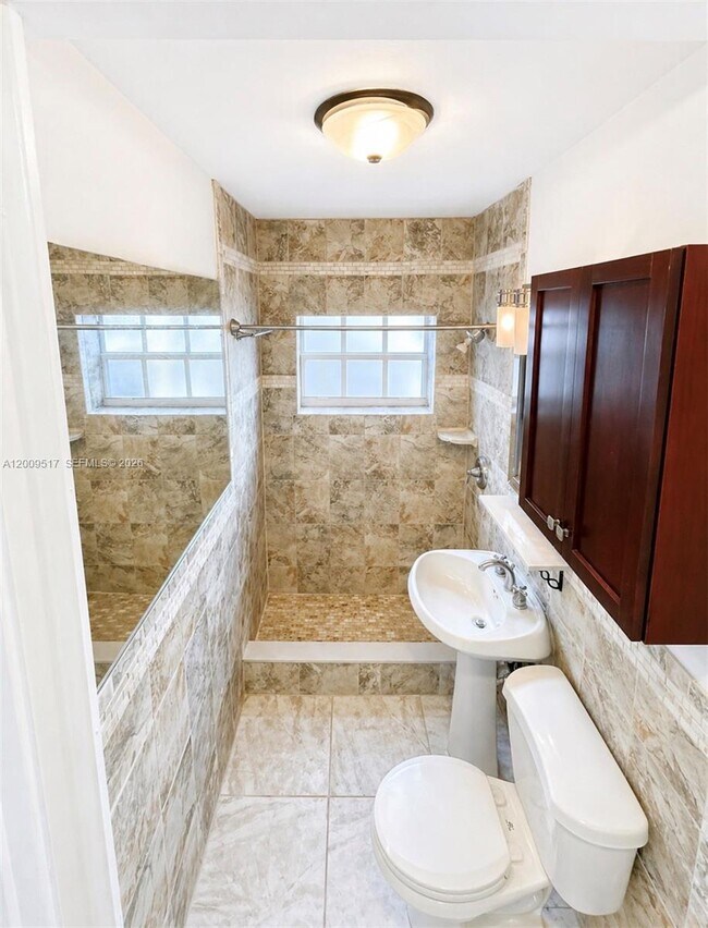 Building Photo - 1121 NE 2nd St