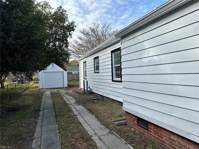 Building Photo - 131 Chesterfield Rd