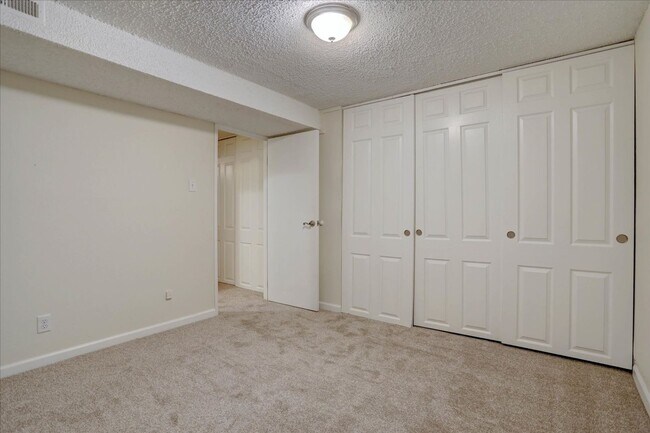 Building Photo - 2+ bedrooms 2.5 bathrooms