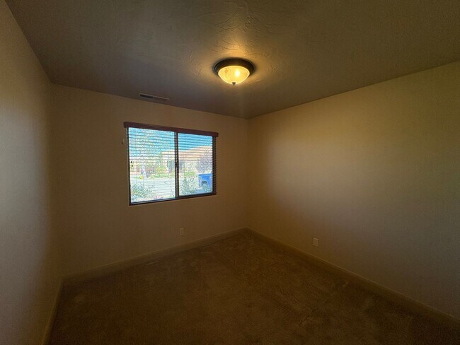 Building Photo - Beautiful Home In Hurricane