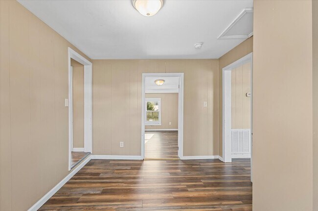 Building Photo - 1471 E State St