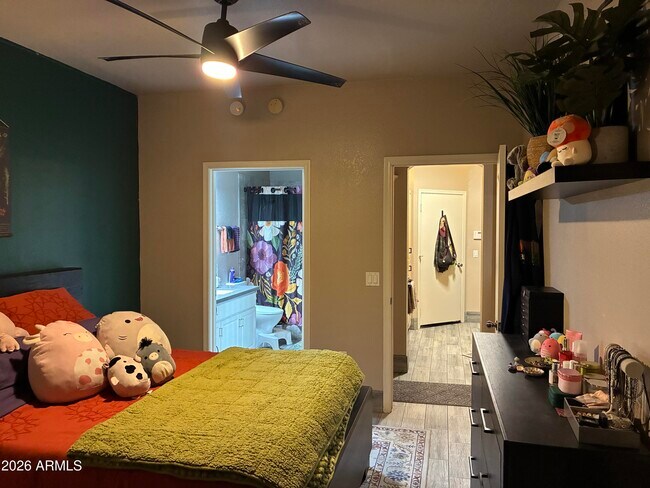 Building Photo - 1411 E Orangewood Ave