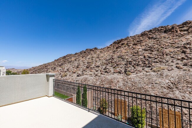 Building Photo - Luxury Rental with Mountain Views in Gated Henderson Community
