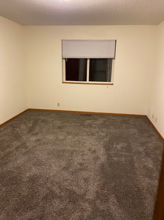 Upeer Level Bedroom - 1127 Glenn Pl