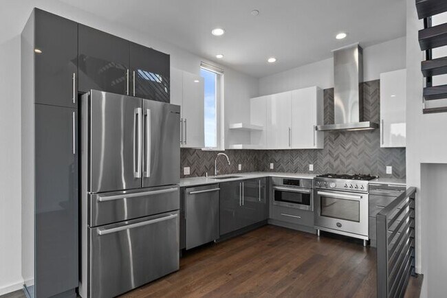 Building Photo - Stunning Columbia City Townhome w/ Views and AC (1st Month Free)
