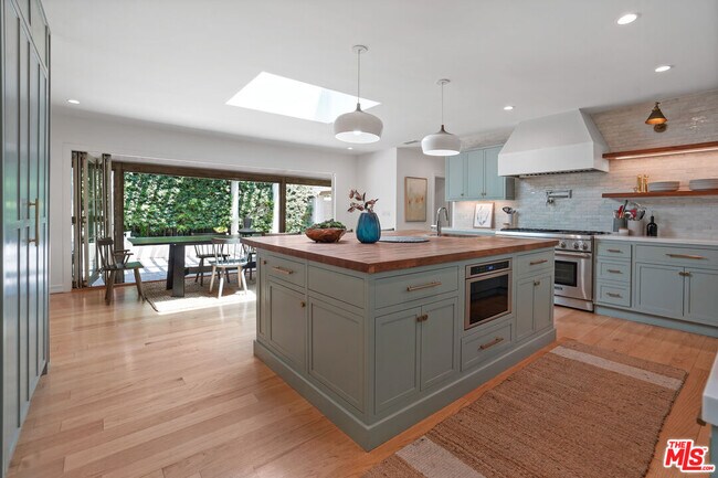 Building Photo - 215 S Medio Dr