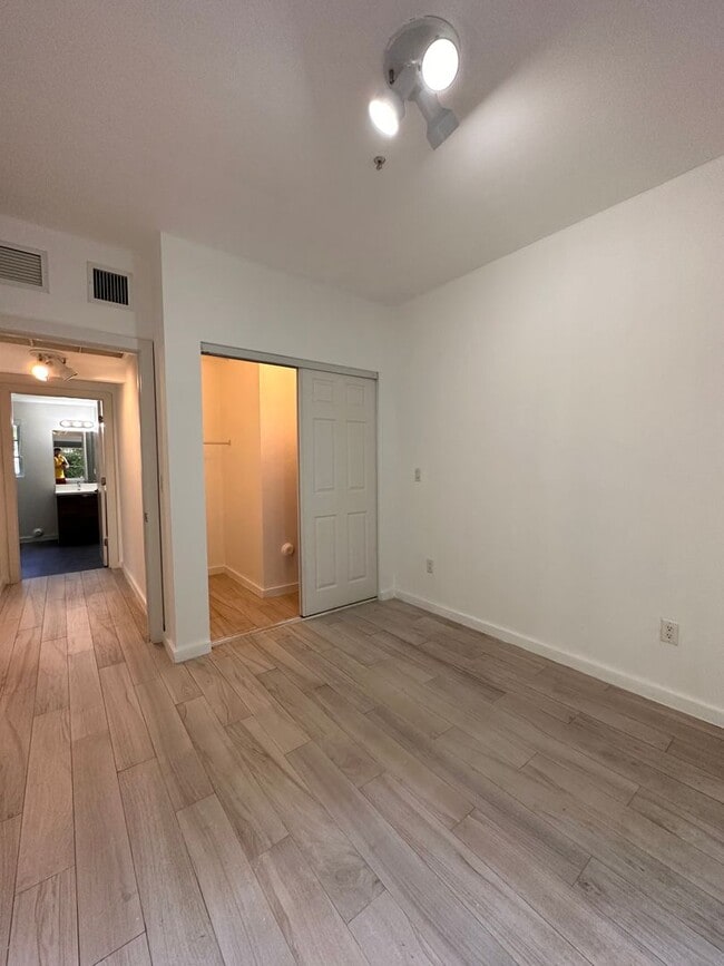 Building Photo - BRAND NEW 1BD APT IN THE HEART OF ART DECO