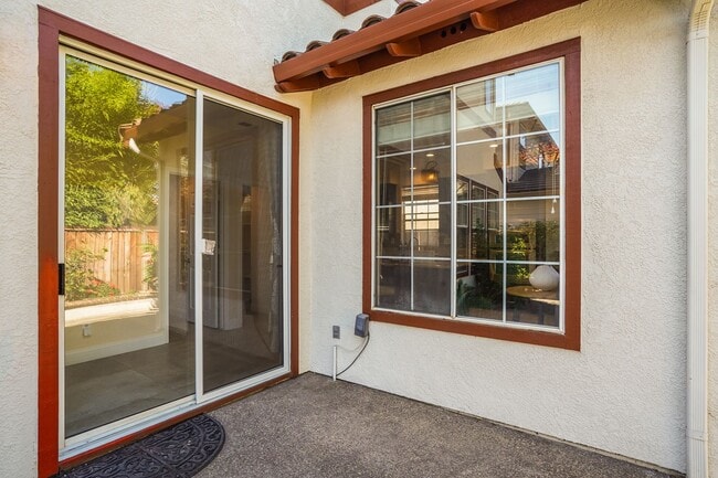 Building Photo - Comfortable and nicely upgraded home for r...