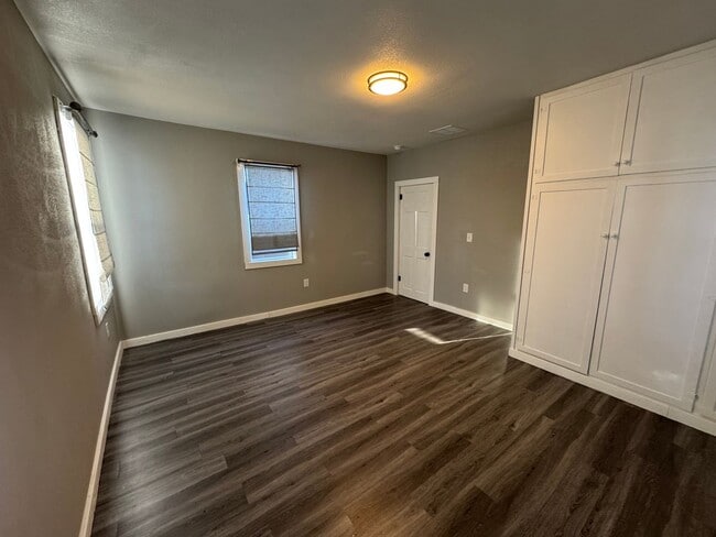 Building Photo - Cozy Updated 2-Bed Home with Garage