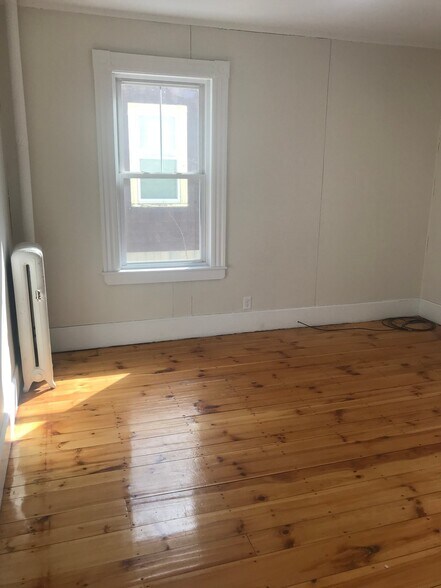 Building Photo - 25 R Saunders St