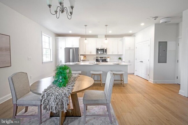 Building Photo - 123 S Washington St